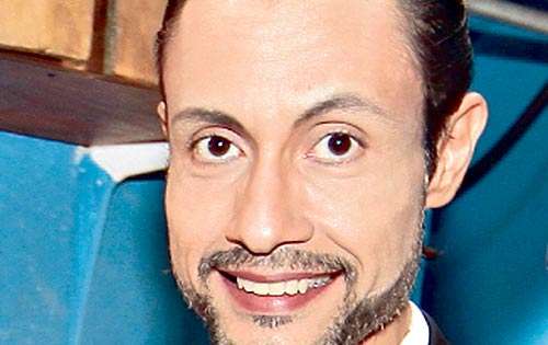 <p>El vendedor de Bienes raíces. Actor, director y vestuarista con unos 19 años de experiencia.</p>