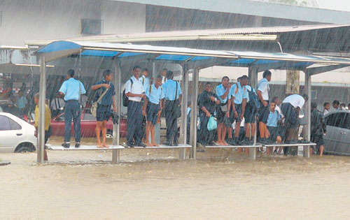 <p>Evacuados. Los estudiantes abandonaron los planteles.</p>