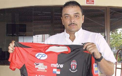 <p>Feliz. Richard Parra llegó entre bombos y platillos al Sporting, pero todo cambiaría.</p>
