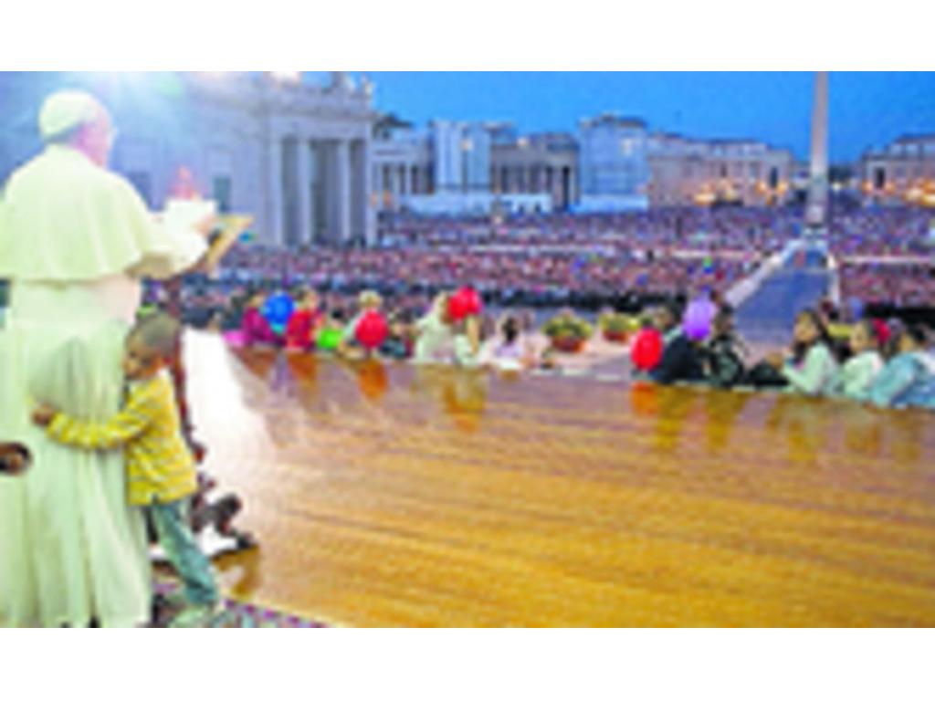 Un pequeño de seis años logró burlar todos los filtros de seguridad del papa Francisco y subió al escenario para abrazar y permanecer con el sumo pontífice en su intervención en la Fiesta de la Familia.