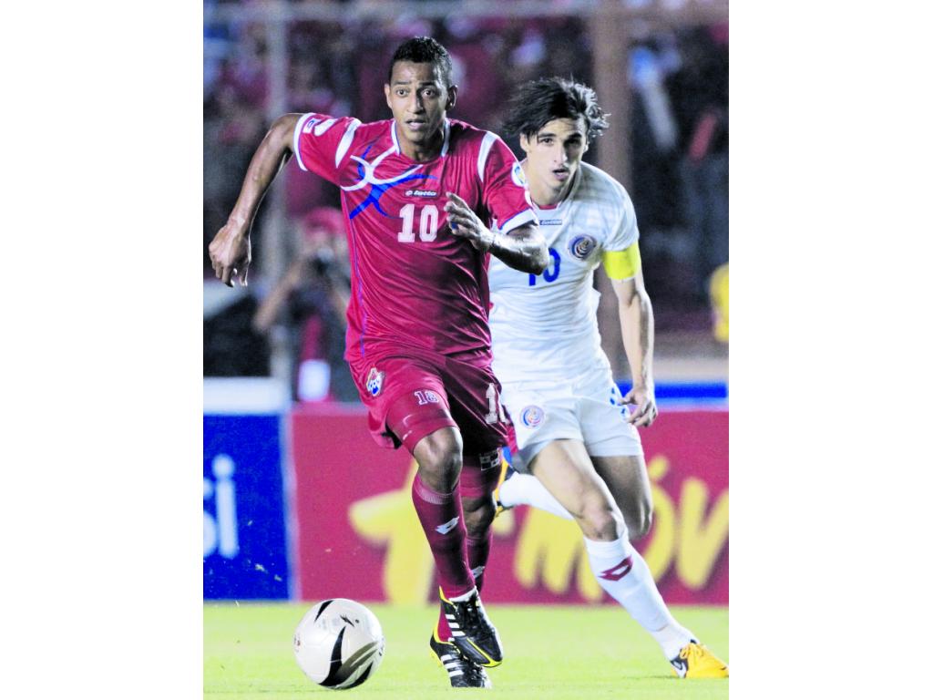 Escobar (rojo) maneja la pelota ante la mirada del tico Bryan Ruiz.(AP)