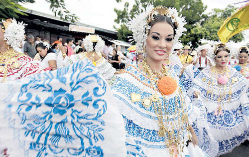 <p>Tonalidades. Infinidad de colores se desplegó en el desfile.</p>