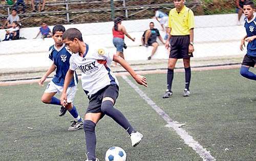 <p>Técnica. Los jugadores de la categoría sub-15 desarrollan sus mejores movimientos en la cancha de juego.</p>