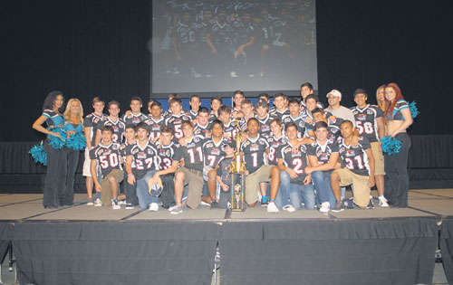 <p>Premiación. El equipo juvenil posa con el trofeo que conquistó.</p>