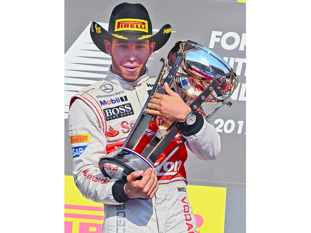Felicidad. Lewis Hamilton fue un invitado especial en el podio de ganadores.(AP)