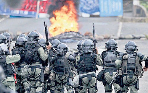 <p>Se producen enfrentamientos entre los indígenas que mantenían cerrada la vía Interamericana por seis días y unidades antimotines de la Policía Nacional.</p>