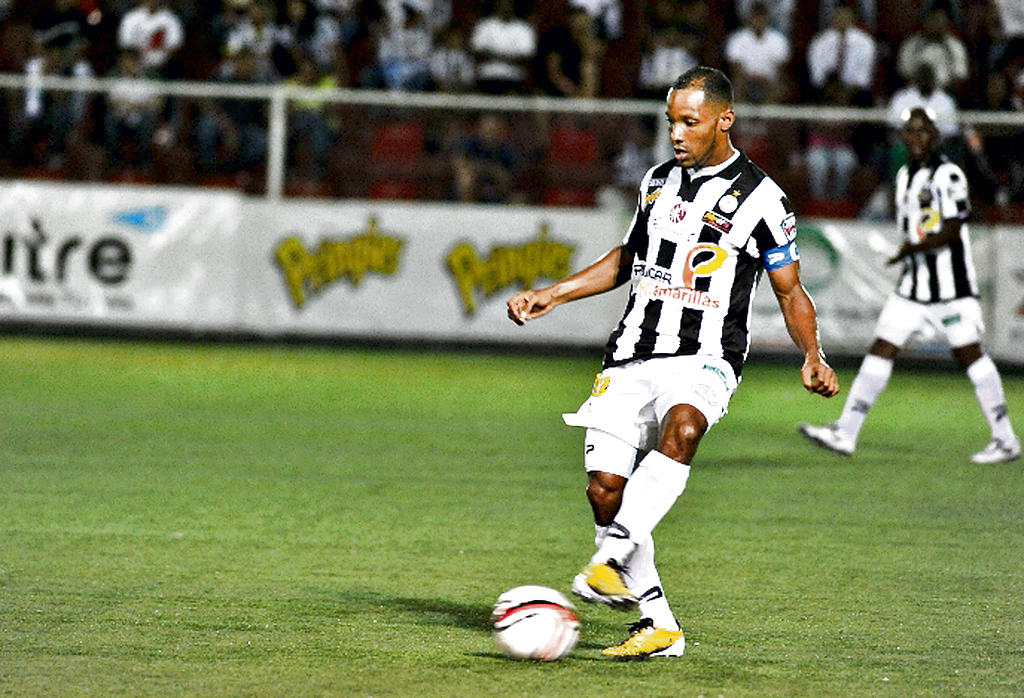 Jugador. Jean McLean, defensor del Tauro FC.(Archivo)