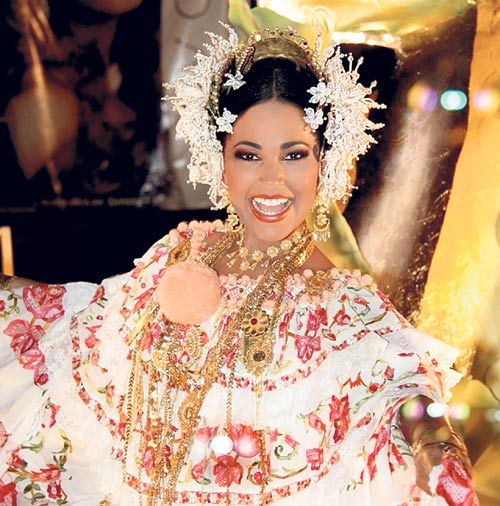 <p>Luce la pollera con orgullo.</p>