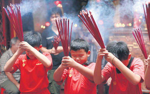 <p>Tradición. Un grupo de niños de la etnia china en Indonesia, rezan para recibir el Año Nuevo Chino.</p>