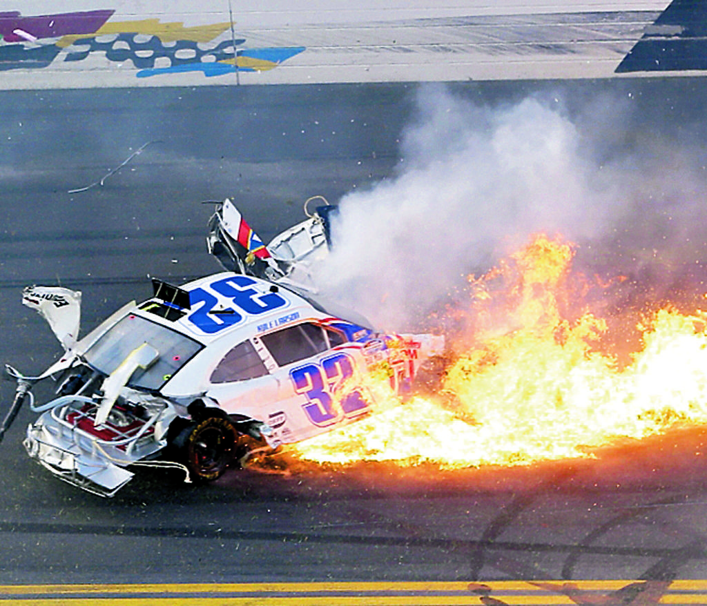 4. El auto de Larson se prendió en llamas en medio de la pista.