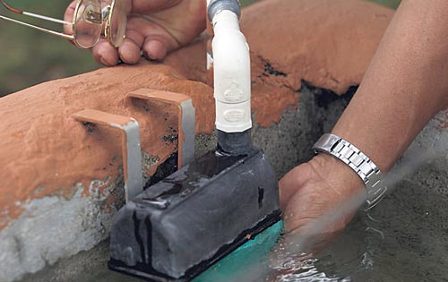 <p>Medida. A través de gravedad, el agua llega hasta los bebederos.</p>