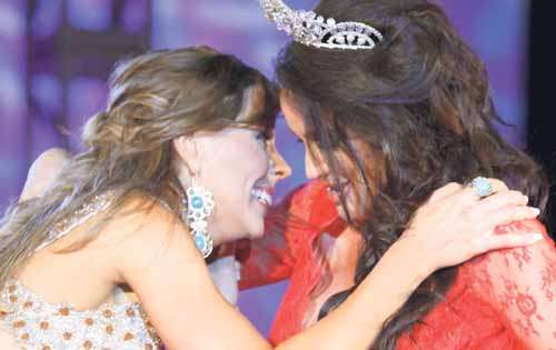 <p>Emoción. Momento en que Sheldry Sáez corona a Stephanie Vander Werf, quien no contuvo las lágrimas.</p>