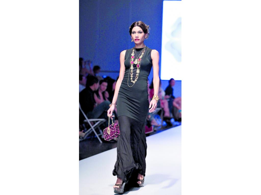 Este tono es utilizado para darle vida al atuendo. También, suele combinarse con prendas negras. Este collar en dorado hace lucir elegante con cuatro piedras rojas.