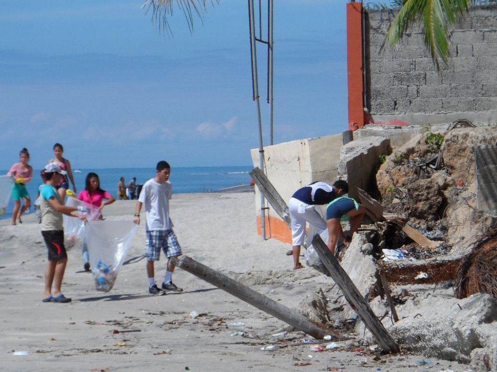 Estudiantes realizan limpieza de playas. Foto/Elena Valdéz<br>