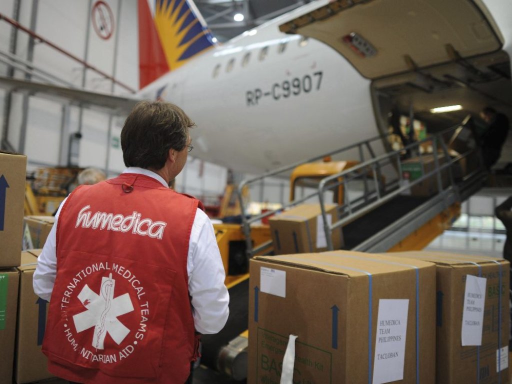 Un miembro del equipo médico Humedica organiza el envío de ayuda humanitaria a Filipinas. Foto/EFE<br>