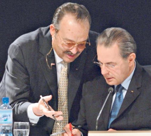 <p>Polémica. Melitón le entregó la medalla a Saladino.</p><p></p><p></p><p></p><p></p><p>Directivos. Mario Vázquez Raña (izq.), amigo de Melitón, es el encargado de solucionar el problema de Panamá.</p>