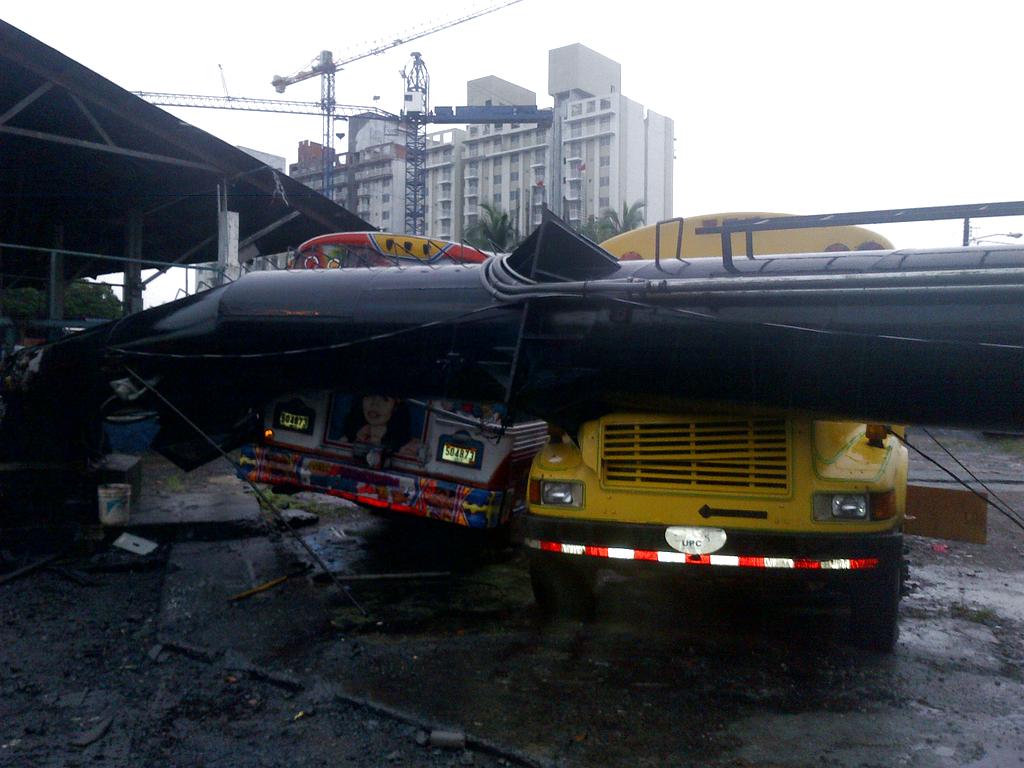 Una vaya publicitaria ubicada frente al supermercado 99 de Balboa, cayó encima de dos buses producto de las fuertes lluvias que se registran en la ciudad capital. Foto/Víctor Arosemena<br>