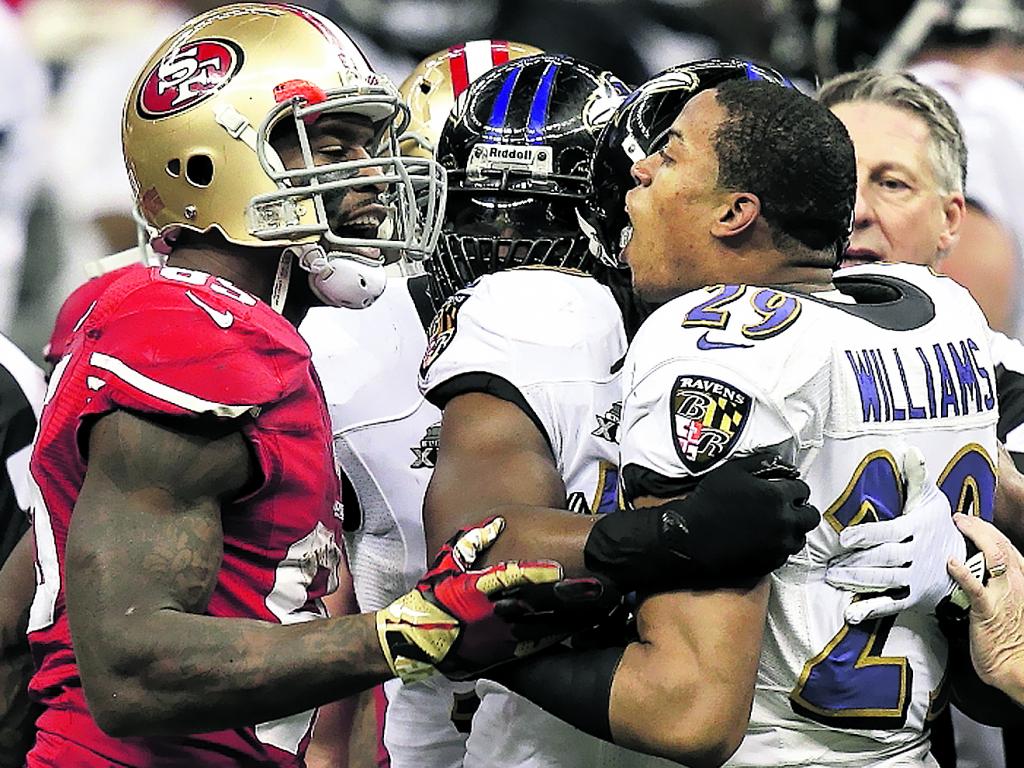 Vernon Davis (85) discute con Cary Williams (29). (AP)