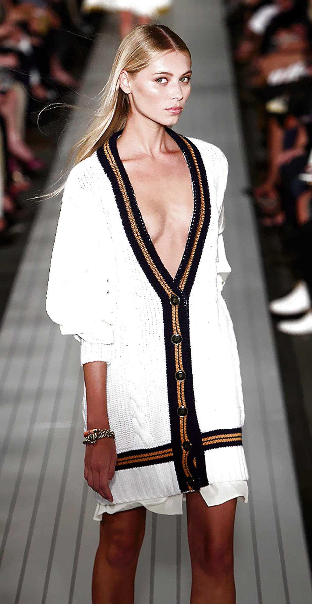 ¡Viva lo cómodo! Los jerseis con mangas anchas y líneas en negro con detalles en dorado gustaron mucho. El escote, muy atrevido en tipo V.()