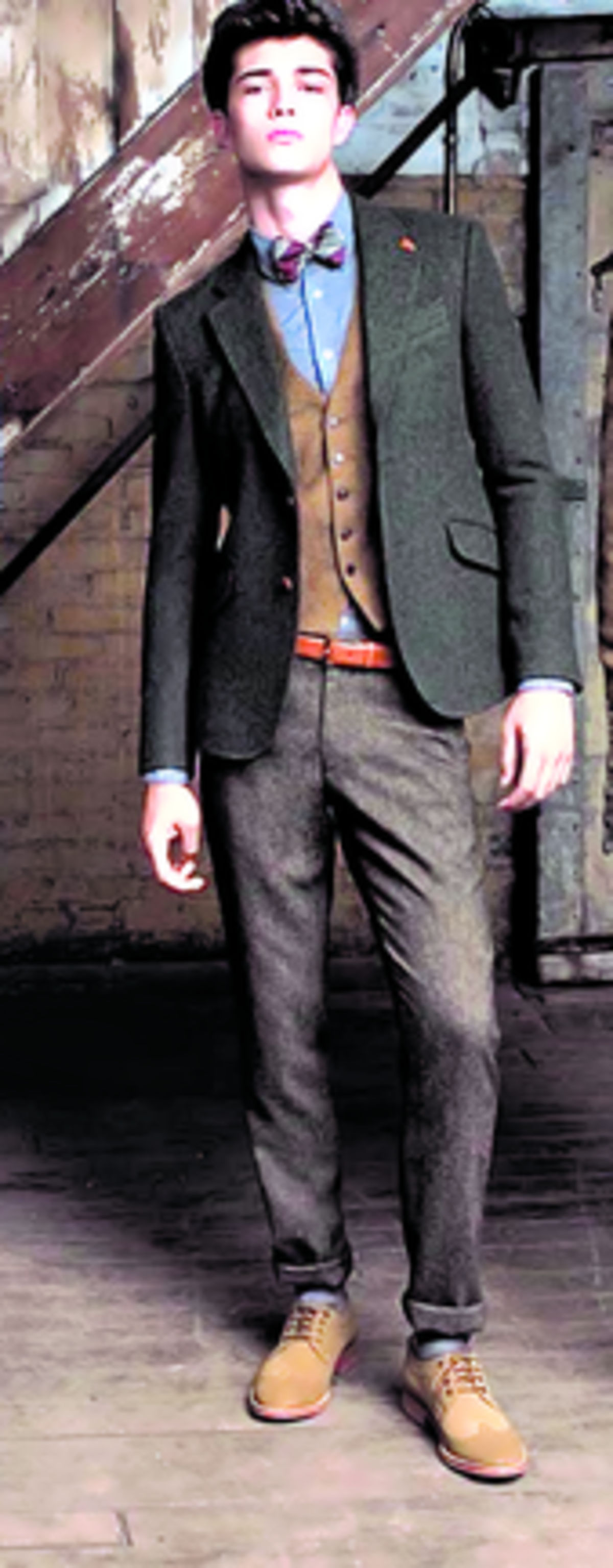 Divertido. Un hombre que juega con sus prendas, colores y sabe combinar, se torna interesante, sabe de moda. Chocolate, azul, rojo, gris...