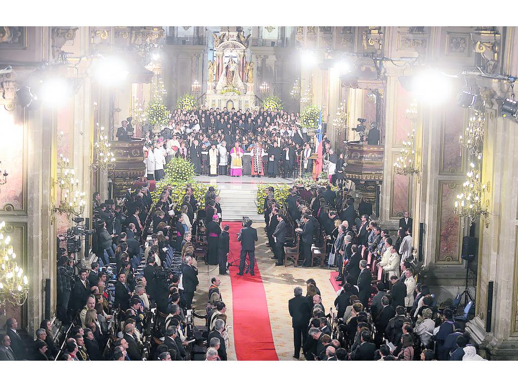 Ceremonia. El arzobispo Ricardo Ezzati lidera el tedeum.(EFE)