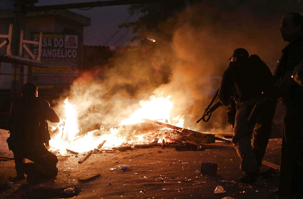 Policias durante operativo en la favela Jacarezinho en la ciudad de Río de Janeiro. Foto: EFE<br>