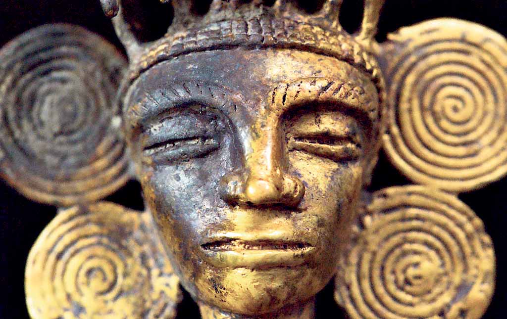 <p>Oro. Rostro de uno de los colgantes del jefe de la tumba.</p>