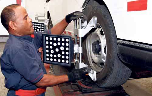 <p>Moderno. El proceso de revisión de la suspensión y la dirección se hace con escáneres.</p>