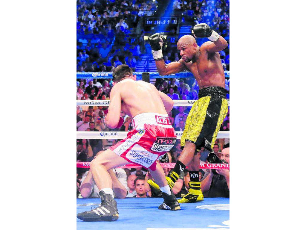 Floyd Mayweather Jr. esquiva el ataque de su rival.(AP)