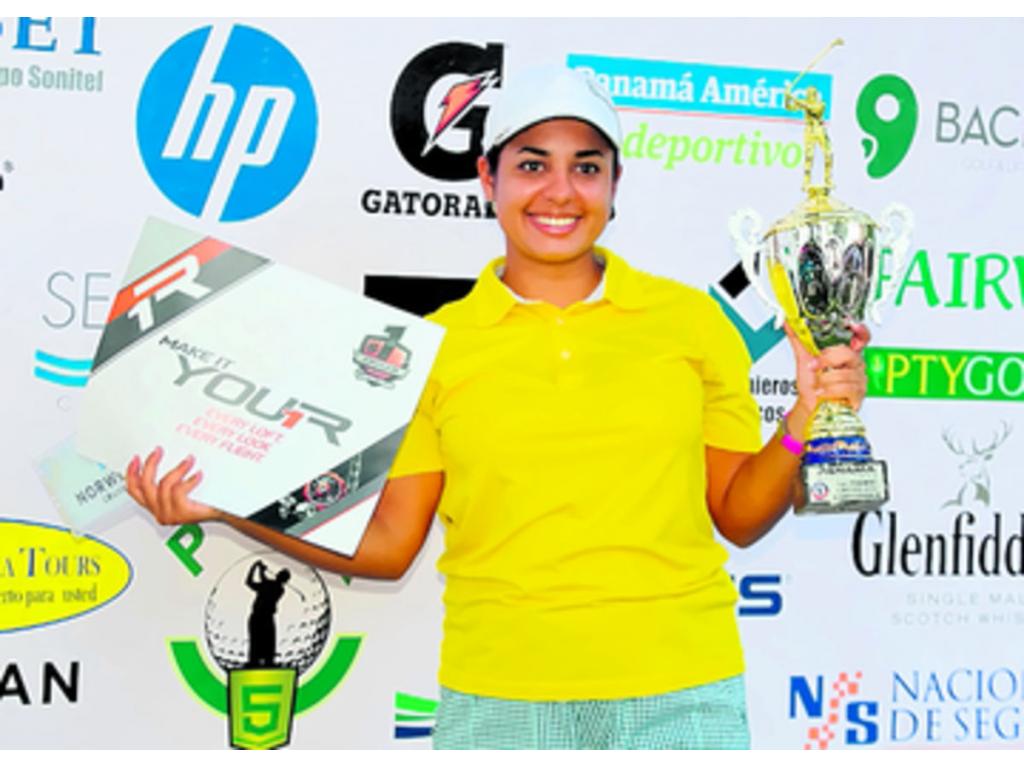 Enrique Jiménez sonríe luego de recibir la copa de vencedor en la categoría C de este importante evento de golf amateur.(Foto: Anayansi Gamez)