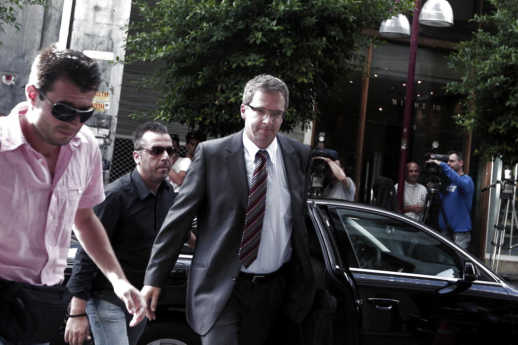 El representante del Banco Central Europeo, Klaus Masuch (C), a su llegada al ministerio de Finanzas griego en Atenas, hoy 14 de octubre de 2012. EFE<br>