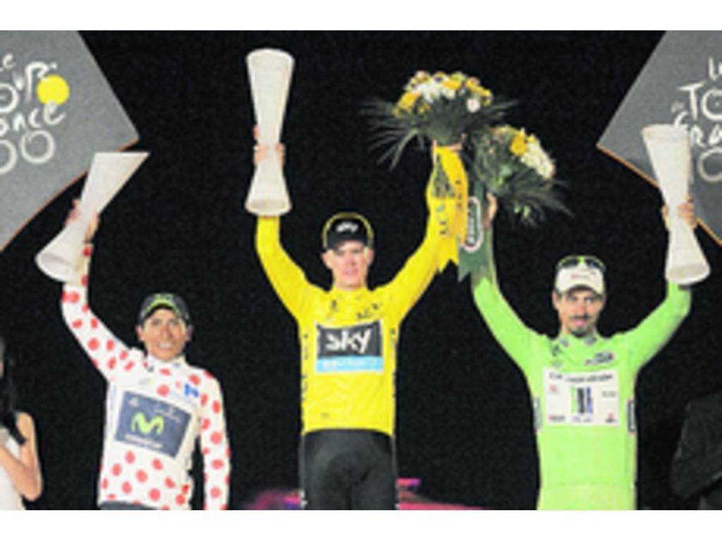 El español Alberto Contador (con el trofeo) tuvo que conformarse con un insípido cuarto puesto en el Tour de Francia 2013. El madrileño solo pudo subir al podium en la clasificación por equipos.(AP)