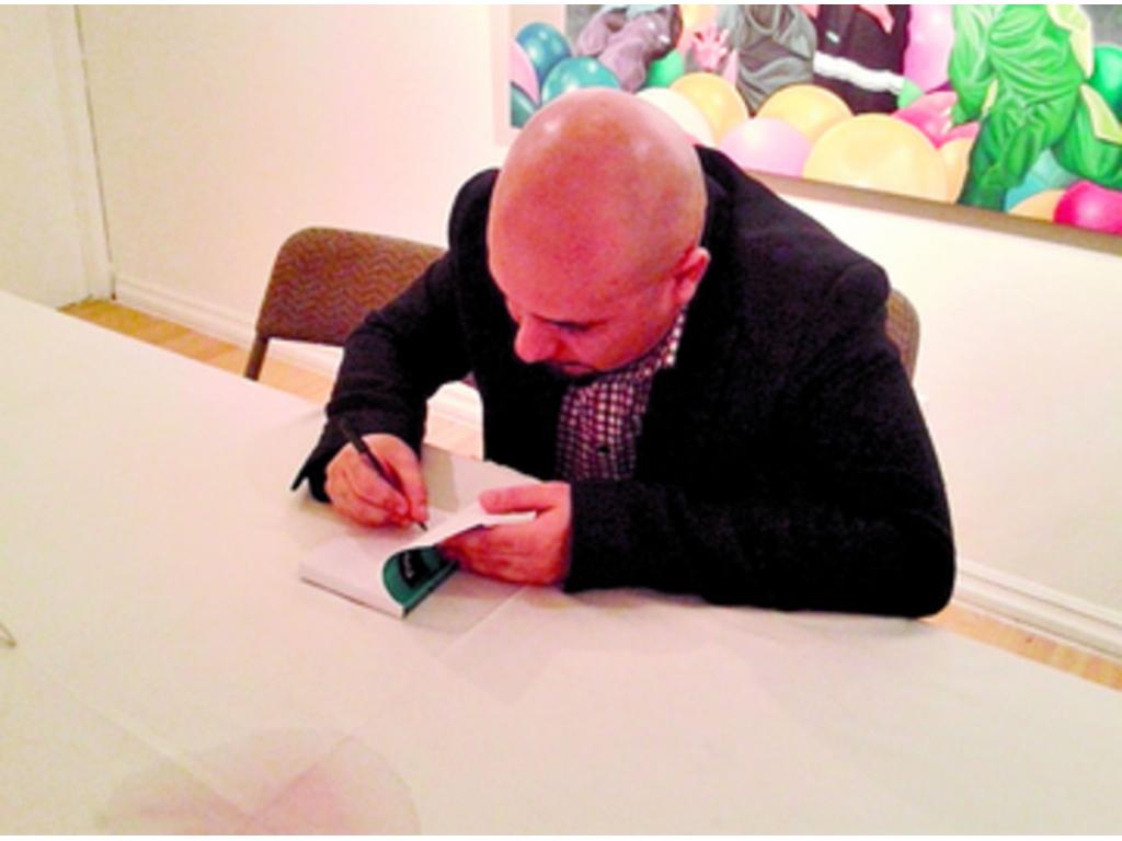 Raúl también vendió e intercambió su obra, en la Feria del Libro.( Rosalina Orocú Mojica.)