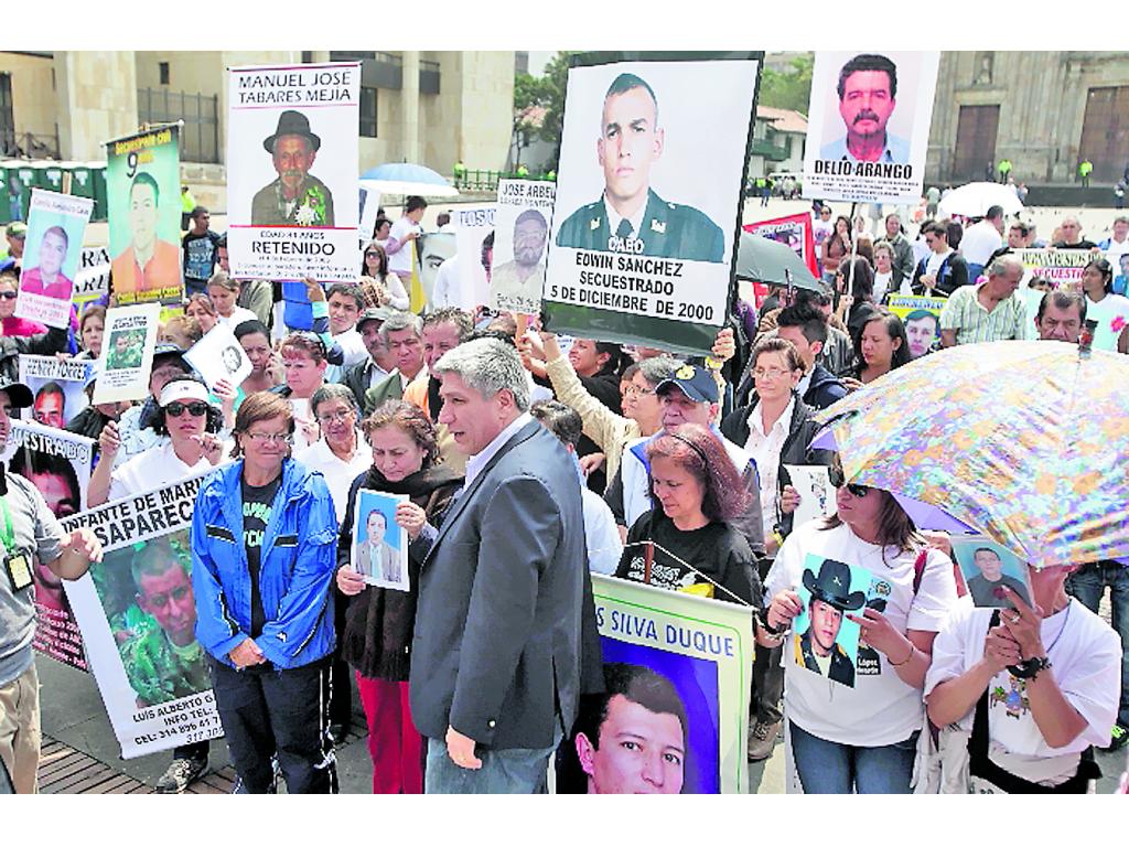 Apoyo. Sigifredo López también participó en el evento.(AP)