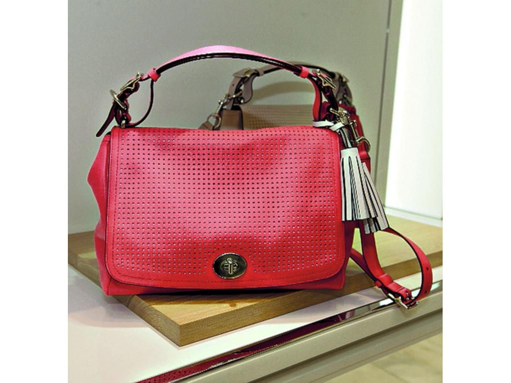 Coach. Los tonos vibrantes en las carteras chicas harán que ella se convierta en protagonista. Esta firma cuenta con modelos que también se usan cruzados.