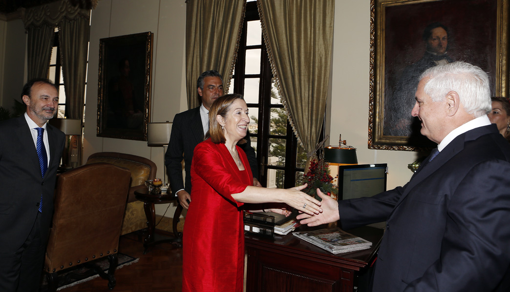 Saludo cordial entre la ministra de Fomento, Ana Pastor y el presidente Ricardo Martinelli. Foto/Cortesía