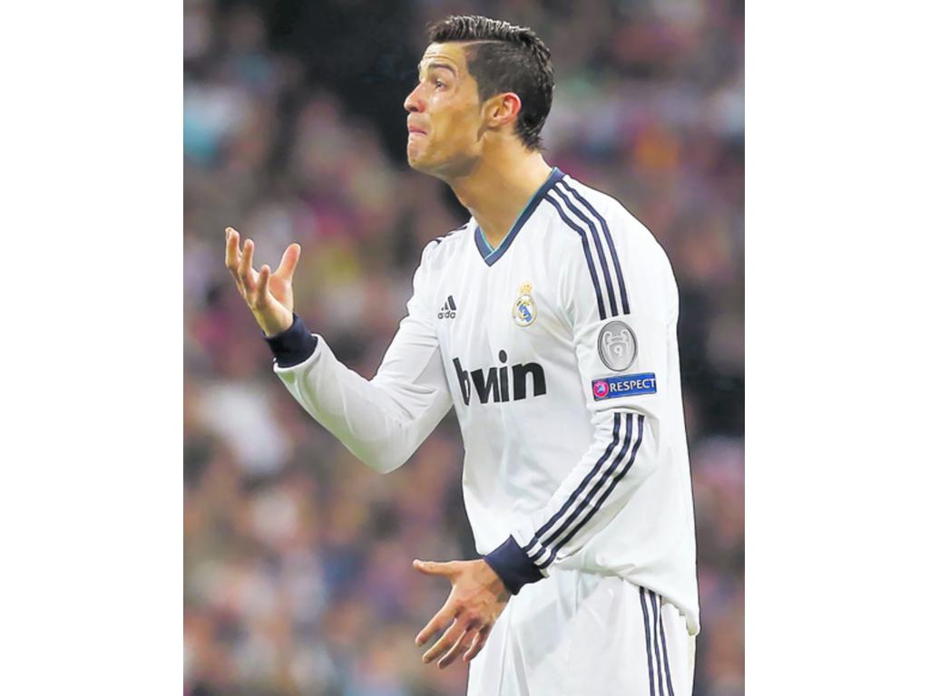 Cristiano Ronaldo sufrió la eliminación de su equipo y señaló que no le importa la continuidad de José Mourinho.(AP)