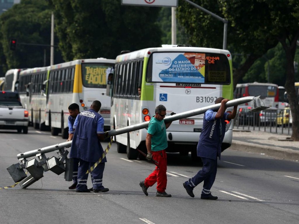 Cientos de personas se congregan durante una protesta para exigir mejores servicios públicos. EFE<br>