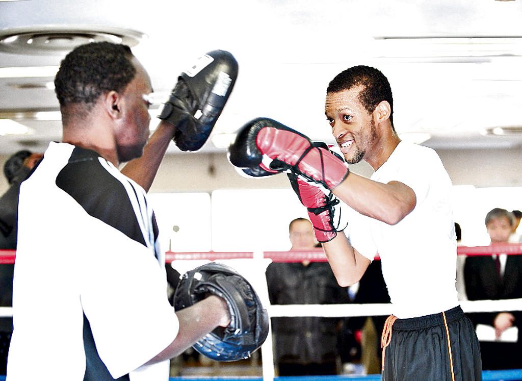 Entrenamiento. Caballero entrena con Jeff Mayweather.(Archivo)