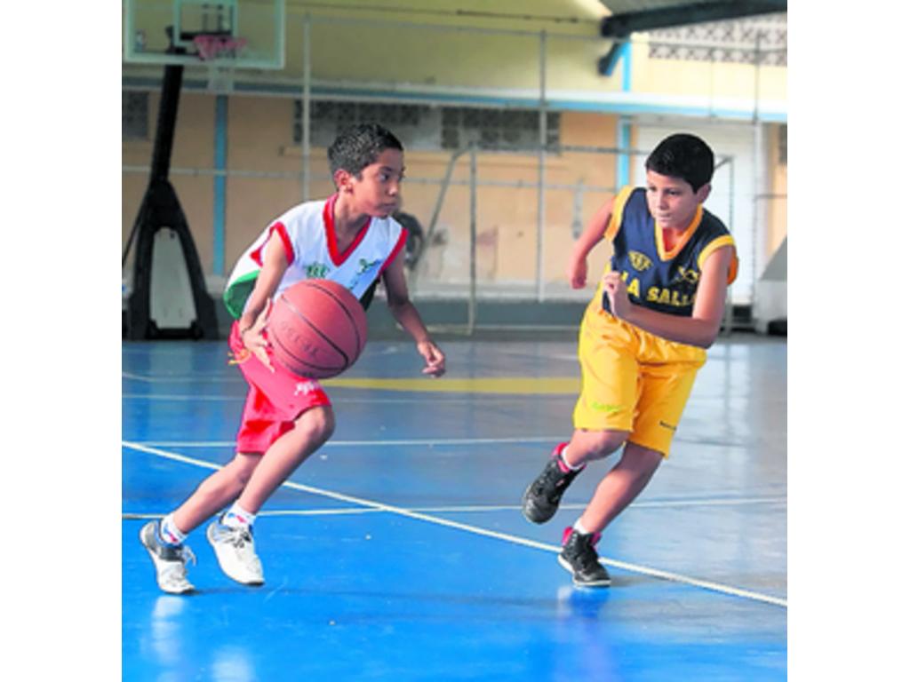 Jugada en rompimiento rápido lateral.(Alberto Ortega)