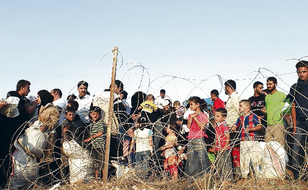 Dolor. La población huye a la frontera turca.(EFE)