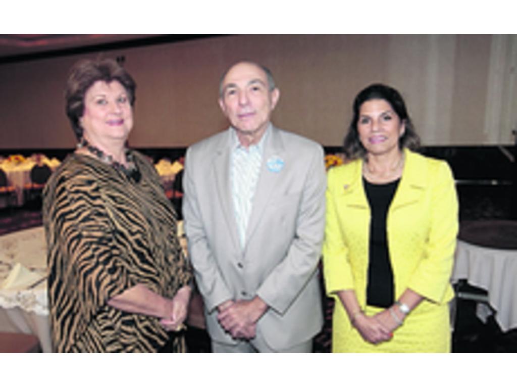 5. Mercedes Eleta de Brenes, Julio Ross y Patricia Boyd.