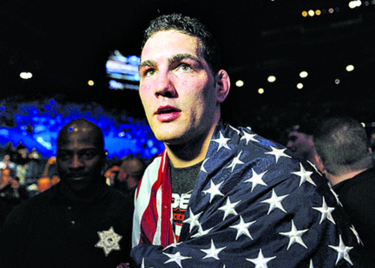 Orgullo. Chris Weidman, de 29 años, entra al combate estelar con la bandera de Estados Unidos amarrada sobre sus hombros.( AP)