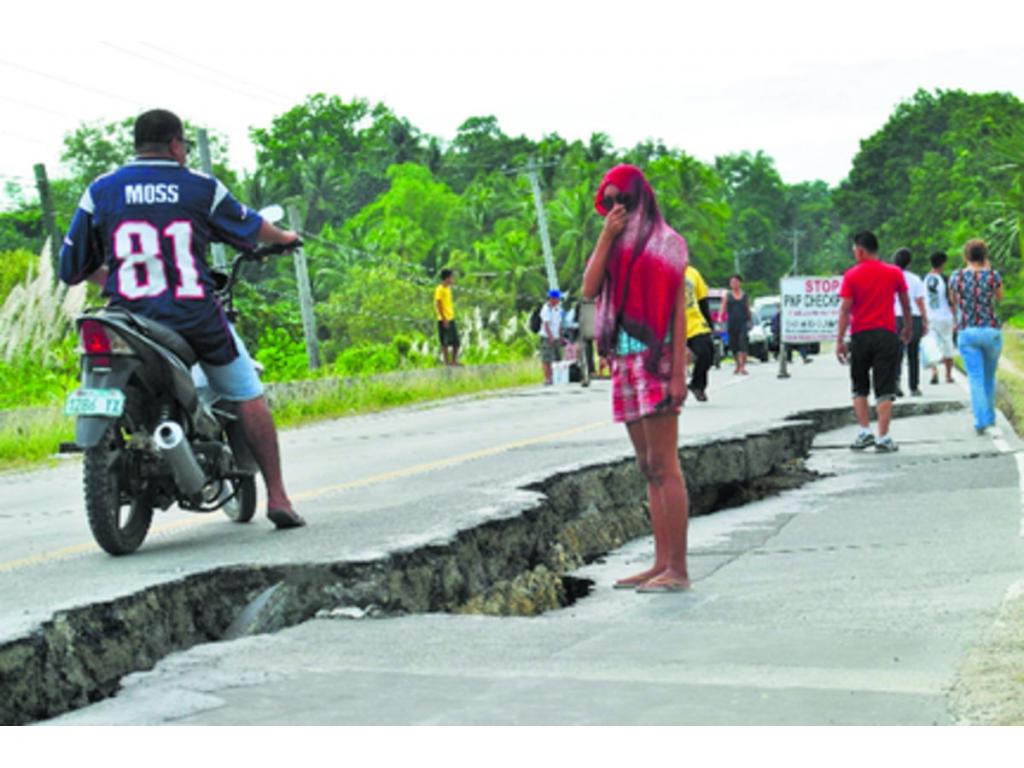 El sismo causó daños en las carreteras.(AP)