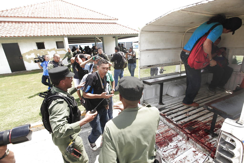 Los detenidos son trasladados en patrulla para una subestación. Foto/Carlos Lemos<br>