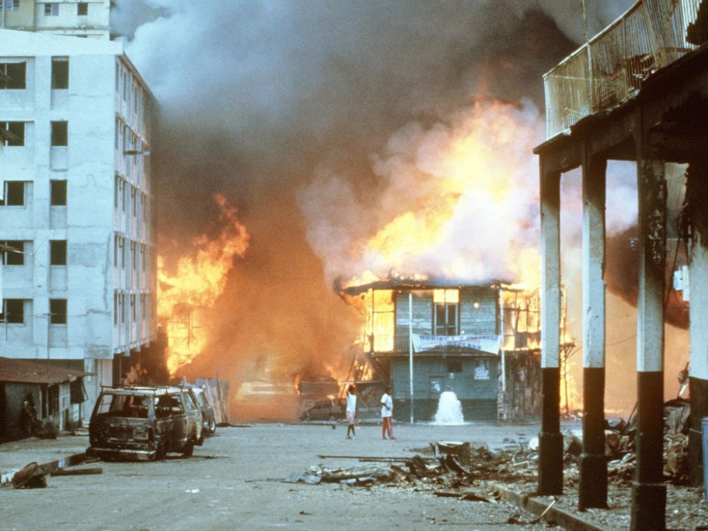 Momentos cuando El Chorrillo era bombardeado por militares estadounidenses. Foto/Archivo