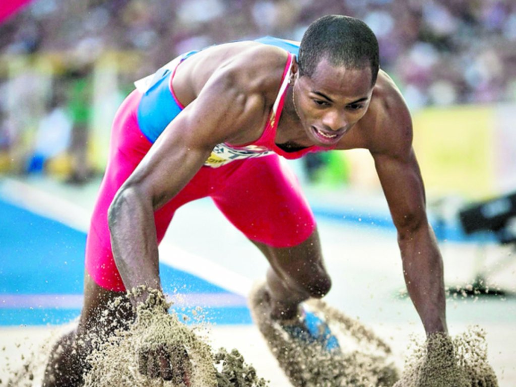 Irving Saladino se mantiene entrenando con Florencio Aguilar (izq.), quien estuvo con el atleta colonense en la competencia de salto en los Juegos Olímpicos de Londres.(Archivo)