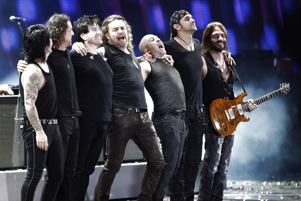 El vocalista de Maná, Fher Olvera (c), saluda al público junto al resto de la banda. EFE<br>