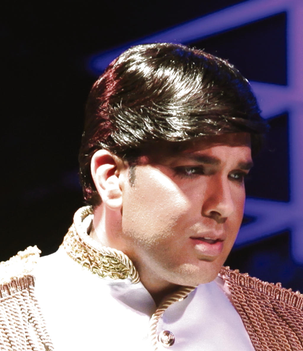 Es un gurú en moda. Reconocida cara de la TV, el teatro y la moda. Es el príncipe Christopher.()