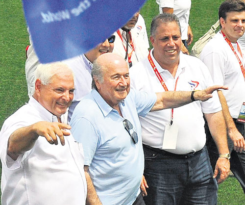 <p>Visita. Martinelli (izq.) recibió a Blatter ayer.</p>